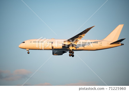 去夕陽下乘飛機旅行 去夕陽下乘飛機旅行 71225960