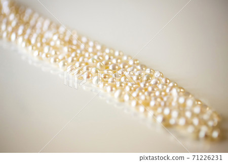珍珠項鍊和白色背景和副本空間 71226231