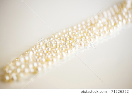 珍珠項鍊和白色背景和副本空間 71226232