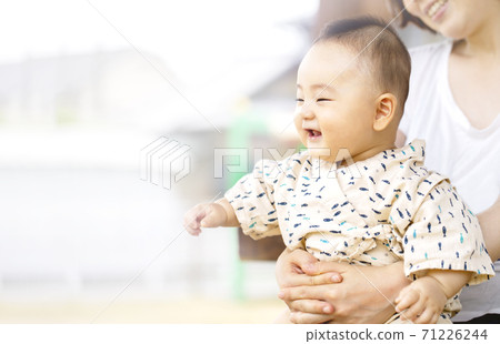 媽媽抱著的嬰兒 媽媽抱著的嬰兒 71226244