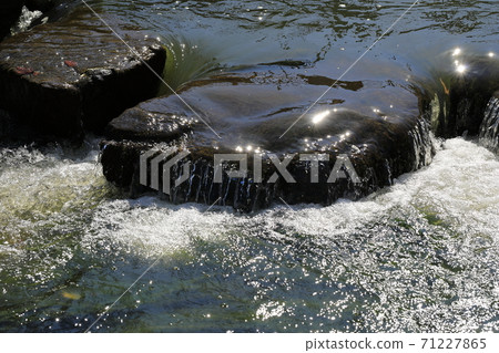 水流過的溪流風景 71227865
