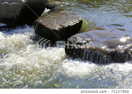 水流過的溪流風景 水流過的溪流風景 71227868