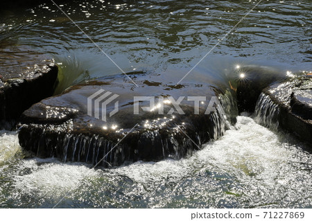 水流過的溪流風景 71227869