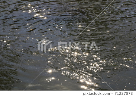 水流過的溪流風景 水流過的溪流風景 71227878