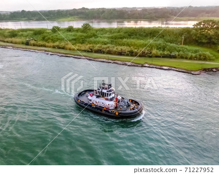 The patrol Panamanian tug boat guiding ships 71227952