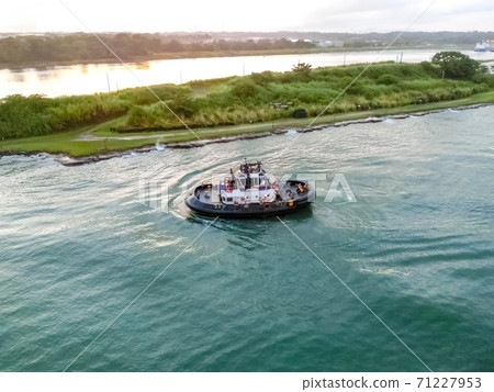 The patrol Panamanian tug boat guiding ships The patrol Panamanian tug boat guiding ships 71227953
