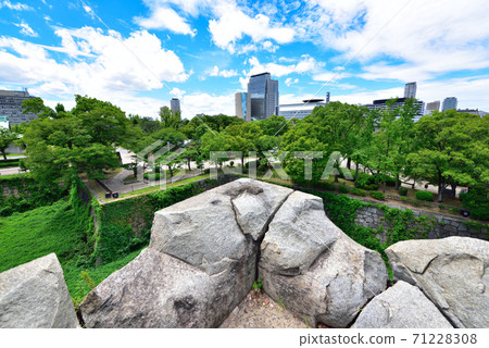 從大阪城俯瞰的大阪市 從大阪城俯瞰的大阪市 71228308