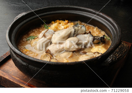 Oyster pot on the pot 71229058