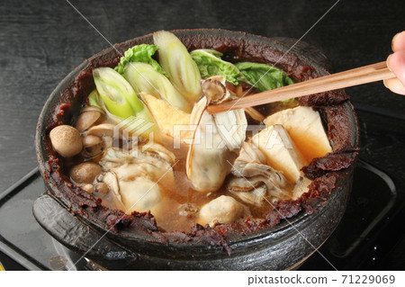 Oyster pot on the pot 71229069