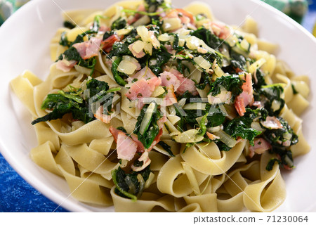 Tagiatelle pasta with spinach and ham 71230064
