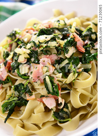 Tagiatelle pasta with spinach and ham 71230065