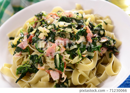 Tagiatelle pasta with spinach and ham 71230066