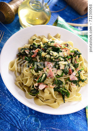 Tagiatelle pasta with spinach and ham 71230068