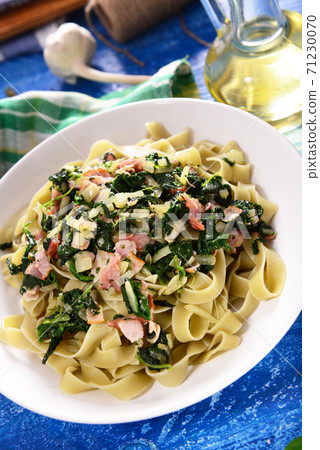 Tagiatelle pasta with spinach and ham Tagiatelle pasta with spinach and ham 71230070