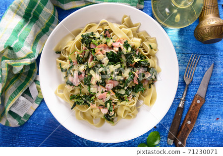 Tagiatelle pasta with spinach and ham 71230071