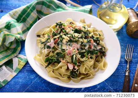 Tagiatelle pasta with spinach and ham 71230073