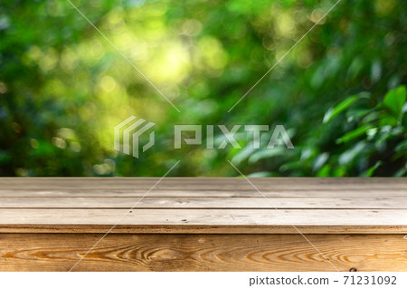 Empty table Empty table 71231092