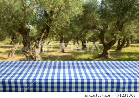 Empty table Empty table 71231305