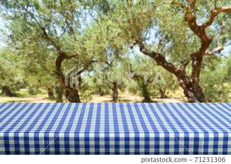 Empty table Empty table 71231306