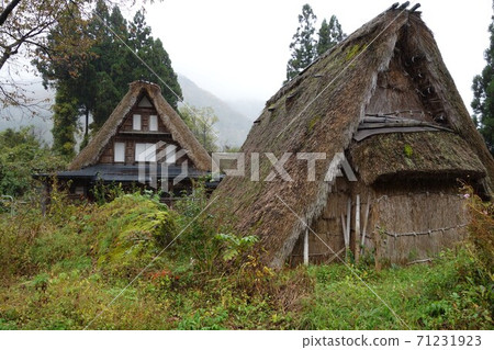 A rare primitive gassho-zukuri with a roof that extends to the ground A rare primitive gassho-zukuri with a roof that extends to the ground 71231923