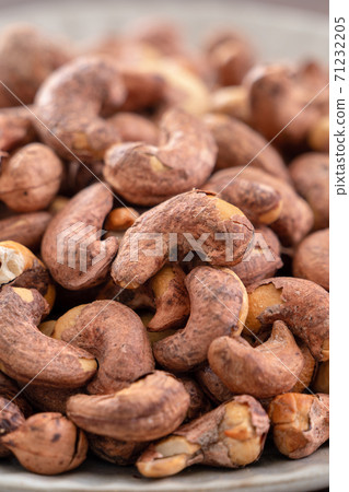 腰果 木製 木頭 背景 盤子 Cashew nuts in wooden bowl カシューナッツ 71232205