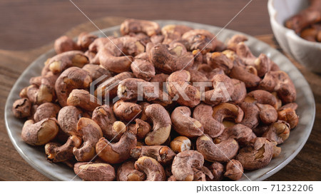 腰果 木製 木頭 背景 盤子 Cashew nuts in wooden bowl カシューナッツ 71232206