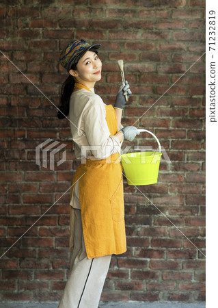 Woman with paint and brush Woman with paint and brush 71232819