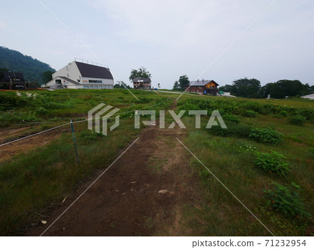 新潟縣湯澤町苗場山,Hat谷路線的山間步道,從下降中途可以看到和田小屋附近 新潟縣湯澤町苗場山,Hat谷路線的山間步道,從下降中途可以看到和田小屋附近 71232954