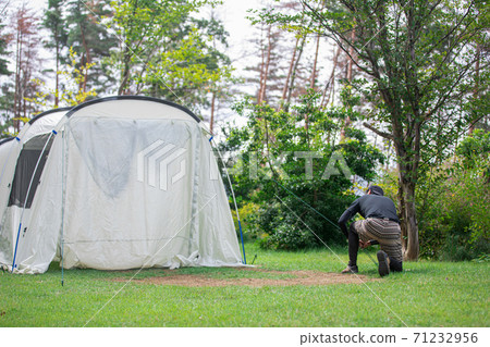 亞裔男子在露營地搭帳篷 亞裔男子在露營地搭帳篷 71232956