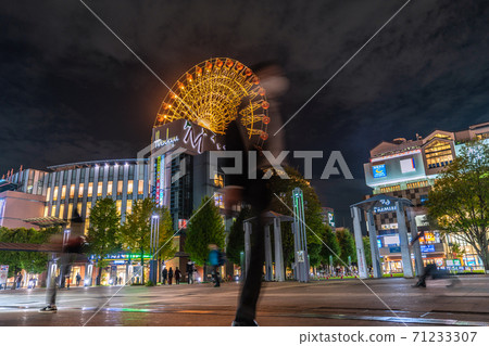 日本的橫濱城市景觀受歡迎的城市，橫濱市營地鐵中心北站的視圖（夜景） 71233307