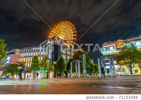 日本的橫濱城市景觀受歡迎的城市,橫濱市營地鐵中心北站的視圖(夜景) 日本的橫濱城市景觀受歡迎的城市,橫濱市營地鐵中心北站的視圖(夜景) 71233308