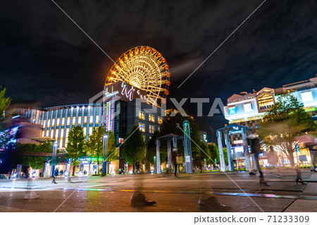 日本的橫濱城市景觀受歡迎的城市，橫濱市營地鐵中心北站的視圖（夜景） 71233309