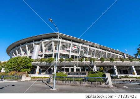 日本的橫濱城市景觀，俯瞰著蔚藍的天空中日產體育場 71235428