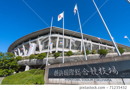 日本的橫濱城市景觀，俯瞰著蔚藍的天空中日產體育場 71235432