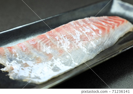 美味的馬代生魚片 美味的馬代生魚片 71236141