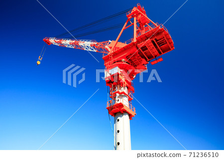 藍天與建築機械重型機械塔式起重機 藍天與建築機械重型機械塔式起重機 71236510