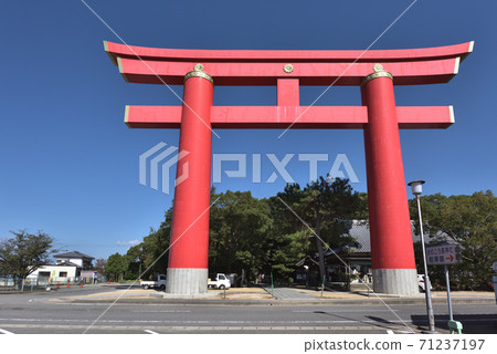 婚姻的發祥地大島神社的大鳥居 婚姻的發祥地大島神社的大鳥居 71237197