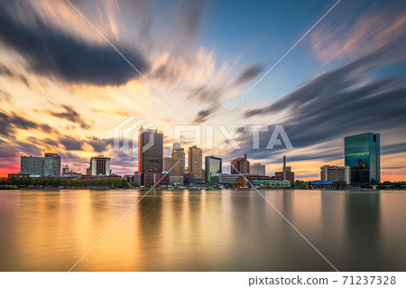 Toledo, Ohio, USA downtown skyline on the Maumee River 71237328