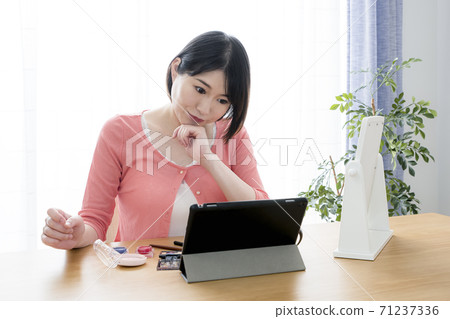 Online makeup class Young women's makeup scene 71237336