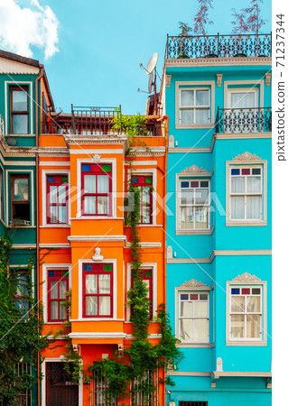 Colourful houses in Balat, Istanbul 71237344