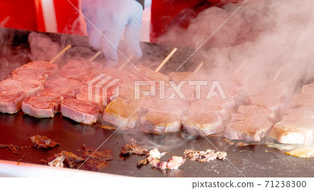 Live cooking of thick-sliced beef tongue skewers! Moumou and rising smoke are appetizing Live cooking of thick-sliced beef tongue skewers! Moumou and rising smoke are appetizing 71238300