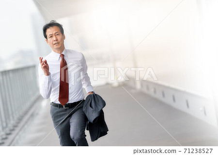 Senior businessman running at full power 71238527