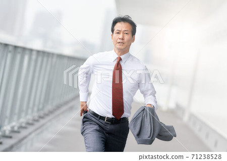 Senior businessman running at full power 71238528