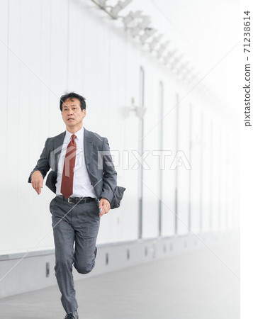 Senior businessman running at full power 71238614