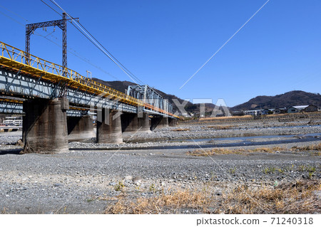 神奈川縣松田清酒河小田急線橋朝松山間-照片素材（圖片） [71240318 