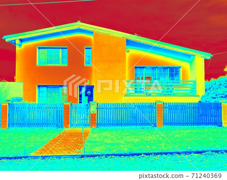 Low emission fasade and heat losses measurement result. Building after complete insulation Low emission fasade and heat losses measurement result. Building after complete insulation 71240369