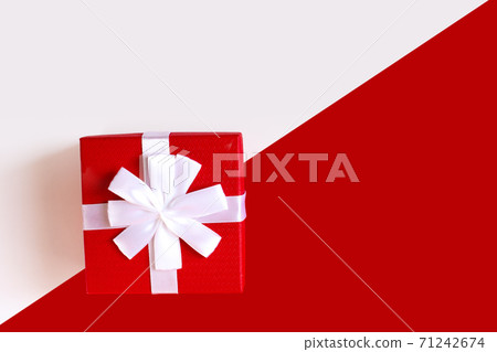 Red and white diagonal paper texture, red gift box with white bow Red and white diagonal paper texture, red gift box with white bow 71242674