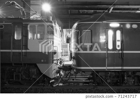 Railroad train sleeper limited express blue train blue train 20 series Asakaze Ef65 71243717