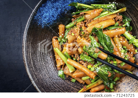 Thai Pad See Ew Noodles with vegetable and minced beef 71243725