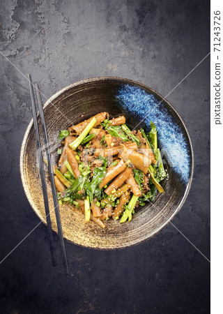 Thai Pad See Ew Noodles with vegetable and minced beef 71243726